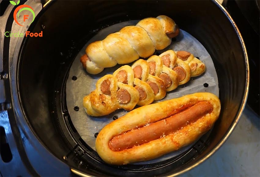 cách làm bánh mì xúc xích bằng nồi chiên không dầu