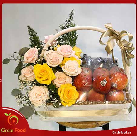 giỏ trái cây kèm hoa tươi