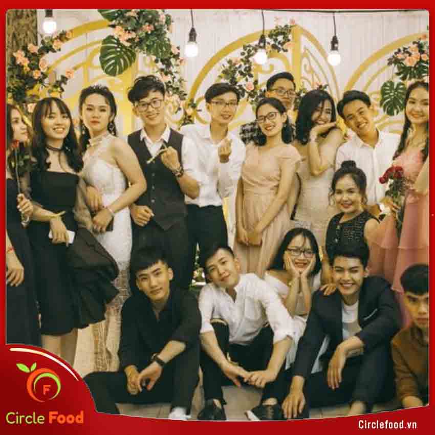 Nam nữ đi prom mặc gì